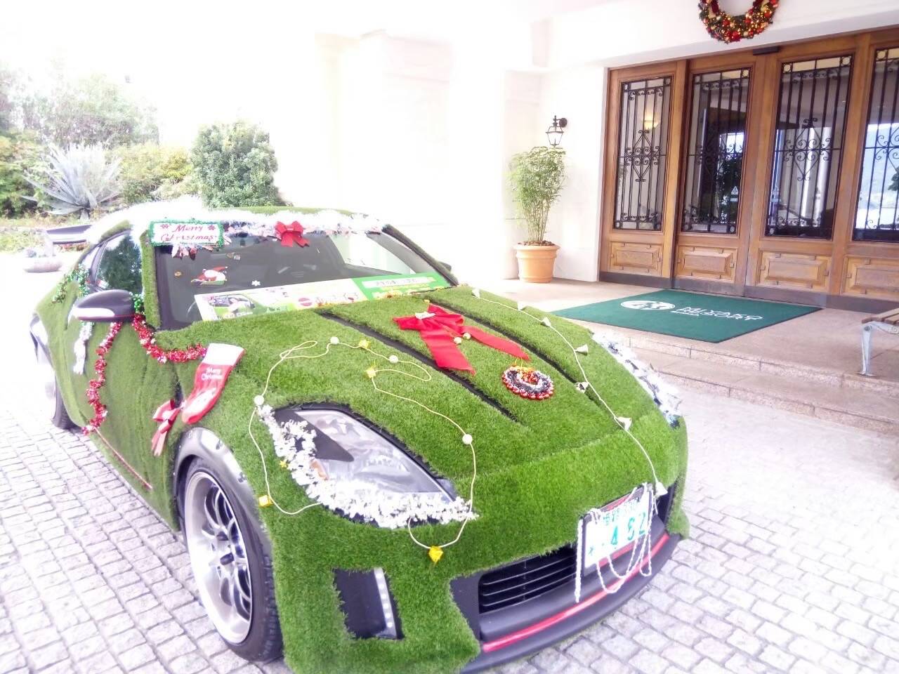 メリークリスマス 人工芝の車を飾り付け 兵庫の人工芝芝ならお任せ!!