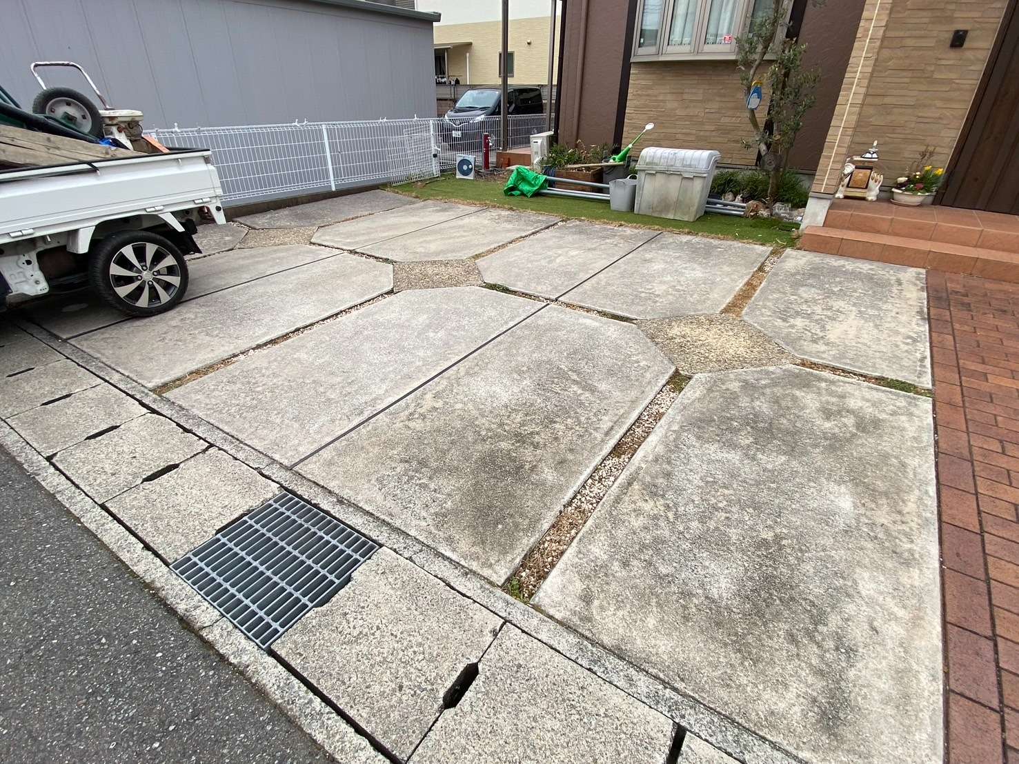 【瓦チップ】新築時は綺麗な緑色だった駐車場の目地すっかり枯れたものを華麗に変身!?